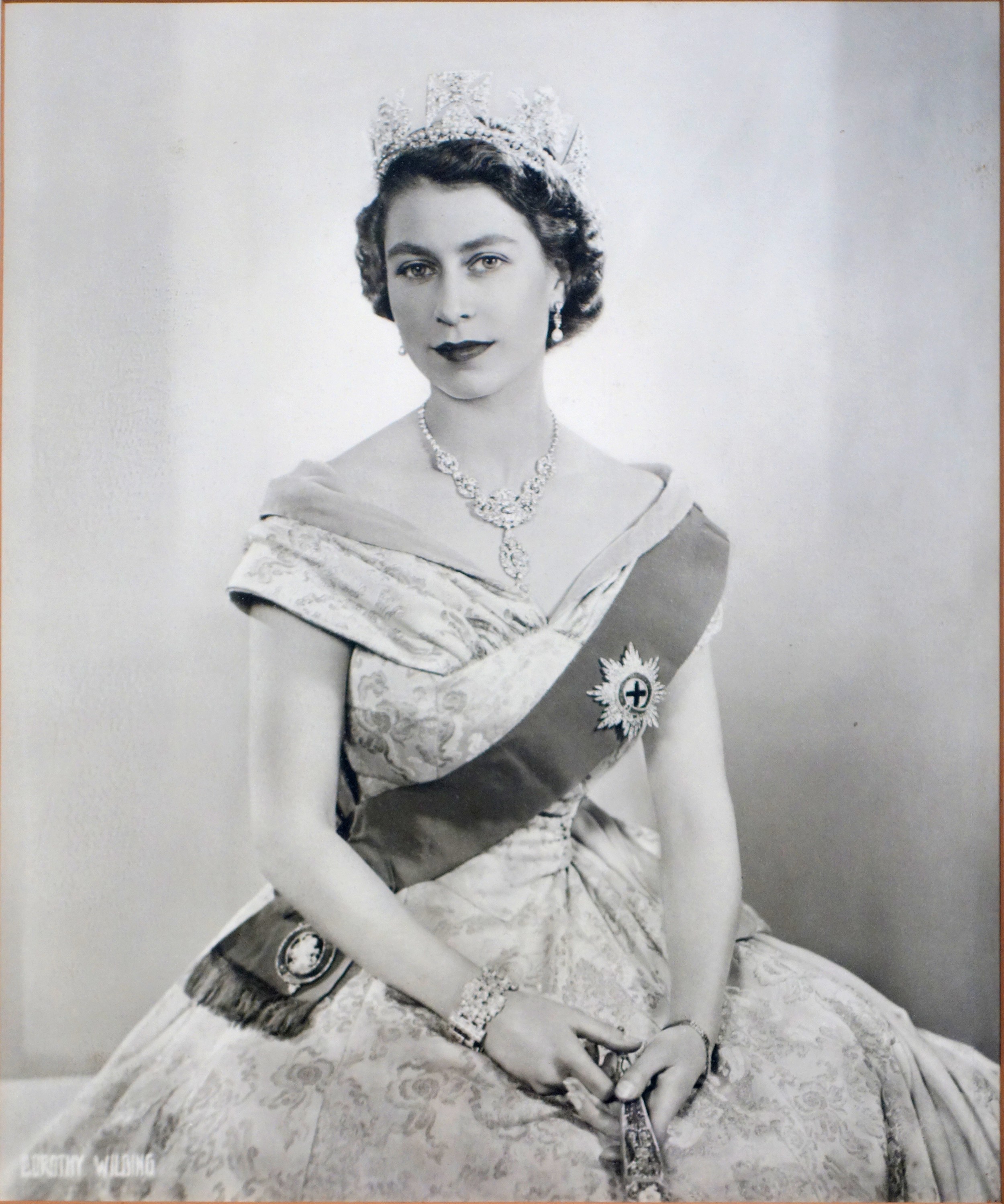 After Dorothy Wilding (1892-1976), portrait photograph of Queen Elizabeth II, print, framed, 44 x - Bild 2 aus 3