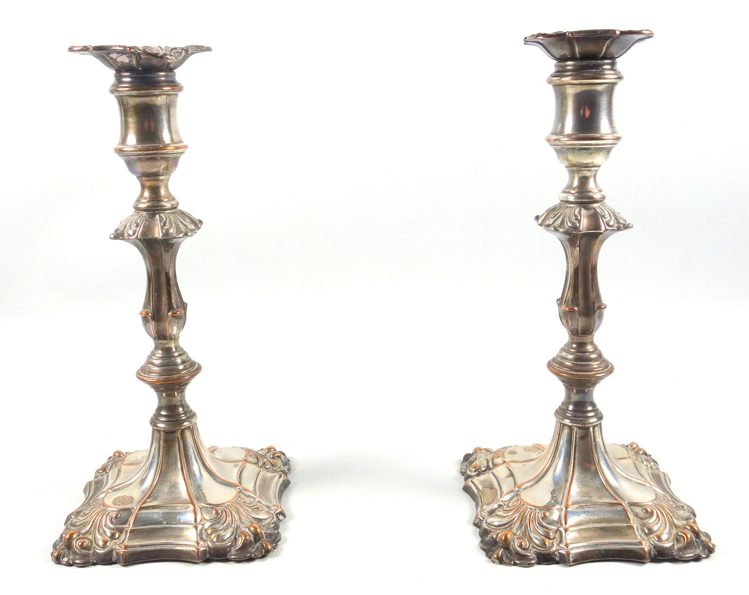 Pair of mid 18th century Old Sheffield plated candlesticks, each with embossed floral decoration, - Bild 2 aus 4