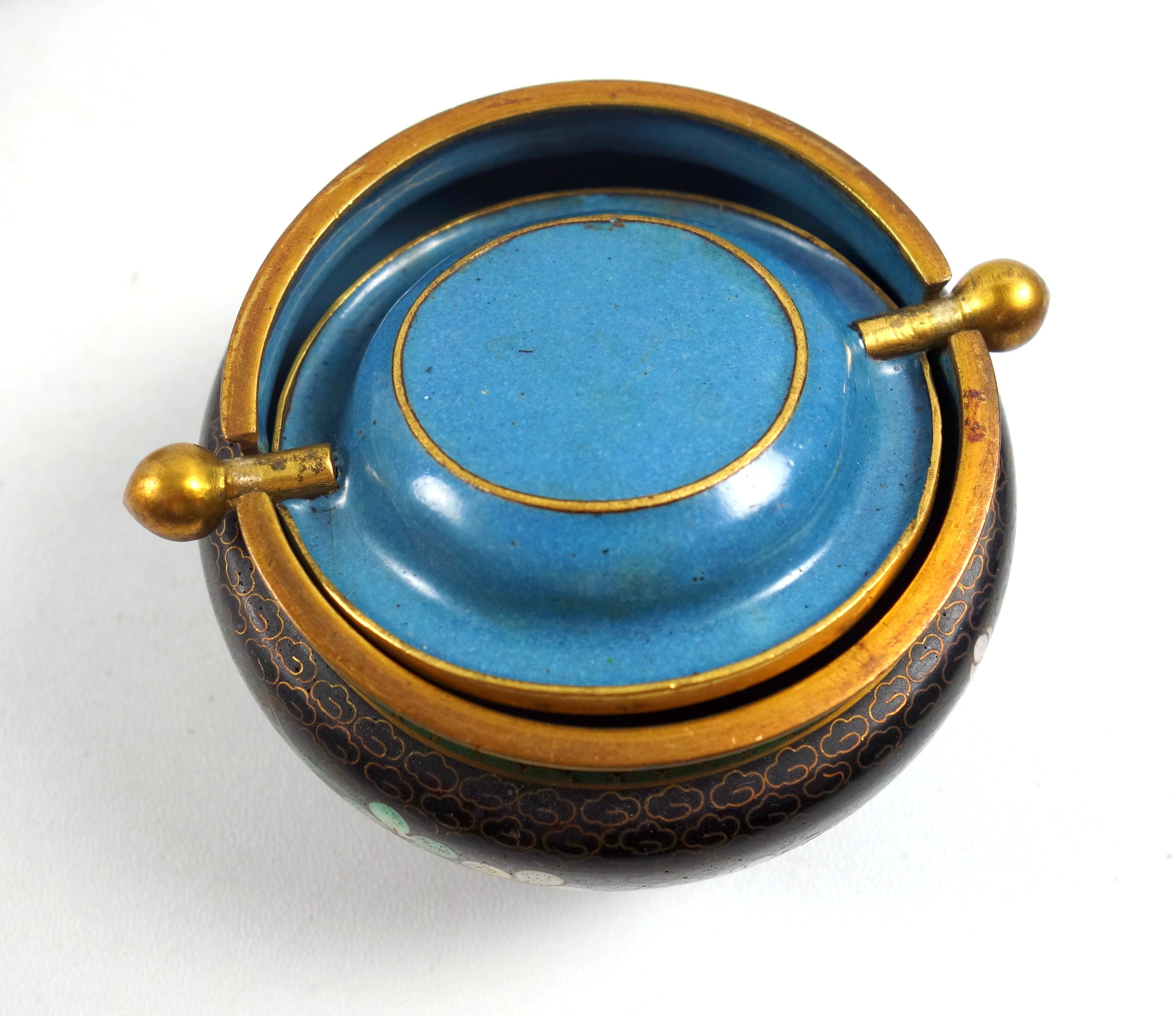 A collection of cloisonne wares to include a swivel ashtray atop a pot 9.5cm, another ashtray 9cm, a - Image 4 of 7