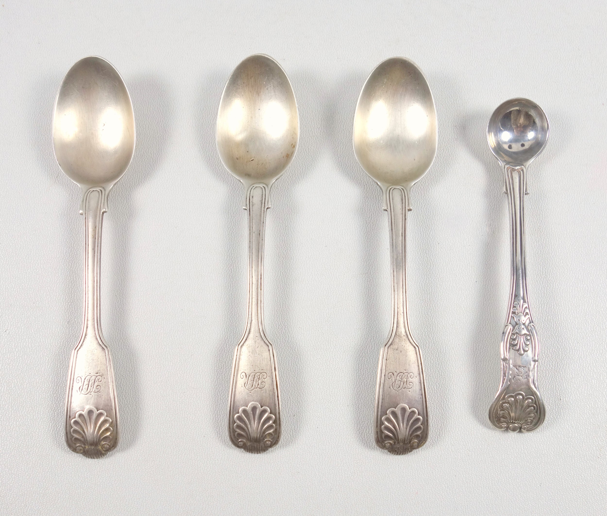 3 Victorian silver Fiddle, Thread and Shell teaspoons, London 1873; Kings's pattern salt spoon, - Bild 2 aus 5