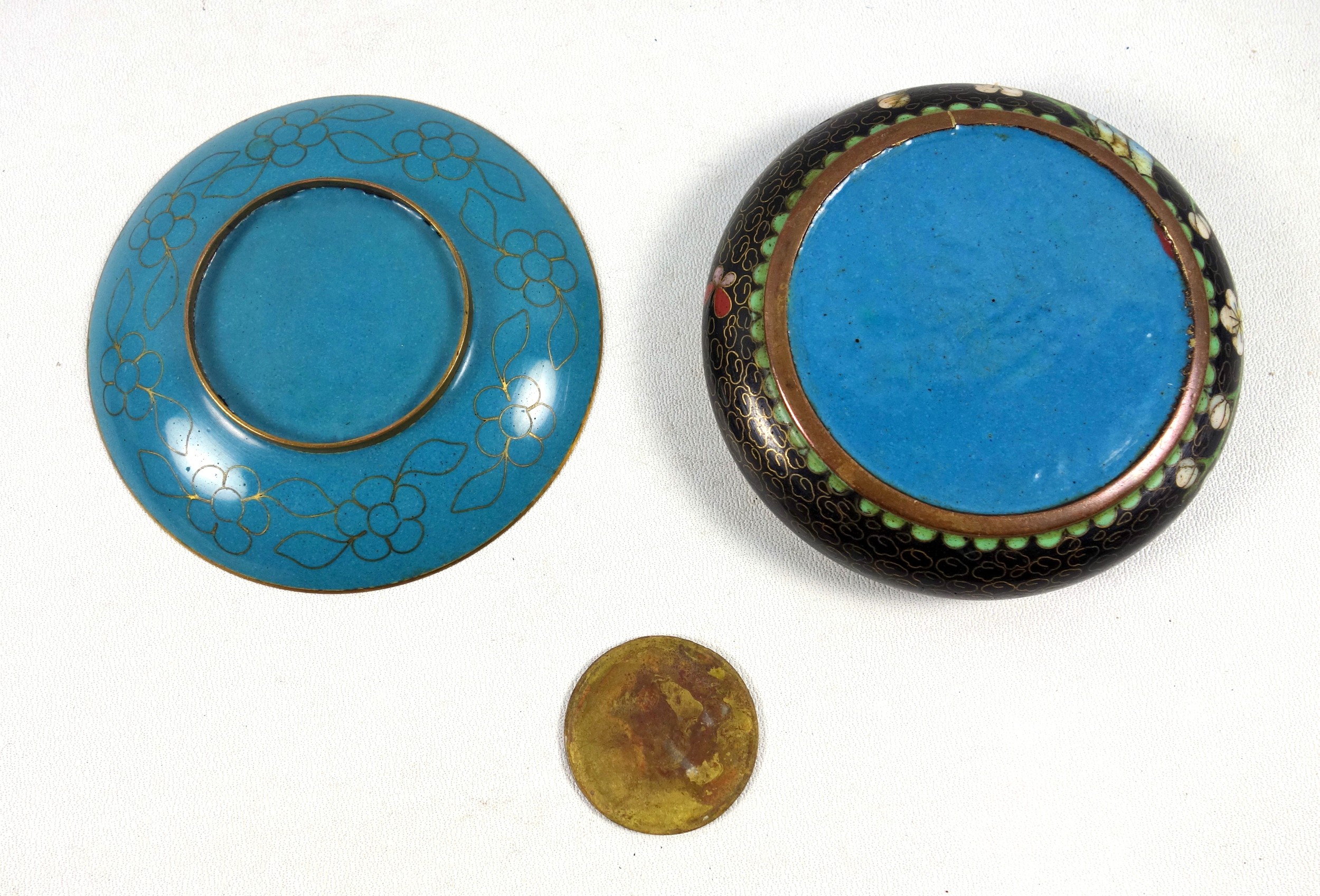 A collection of cloisonne wares to include a swivel ashtray atop a pot 9.5cm, another ashtray 9cm, a - Image 7 of 7