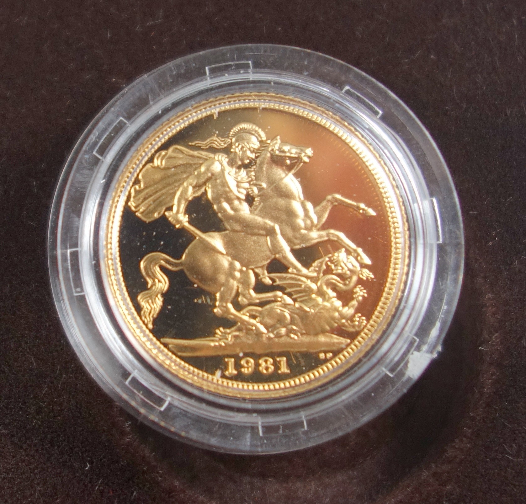 Elizabeth II gold Proof sovereign, 1981, unc., with C of A, in capsule, cased - Image 2 of 4