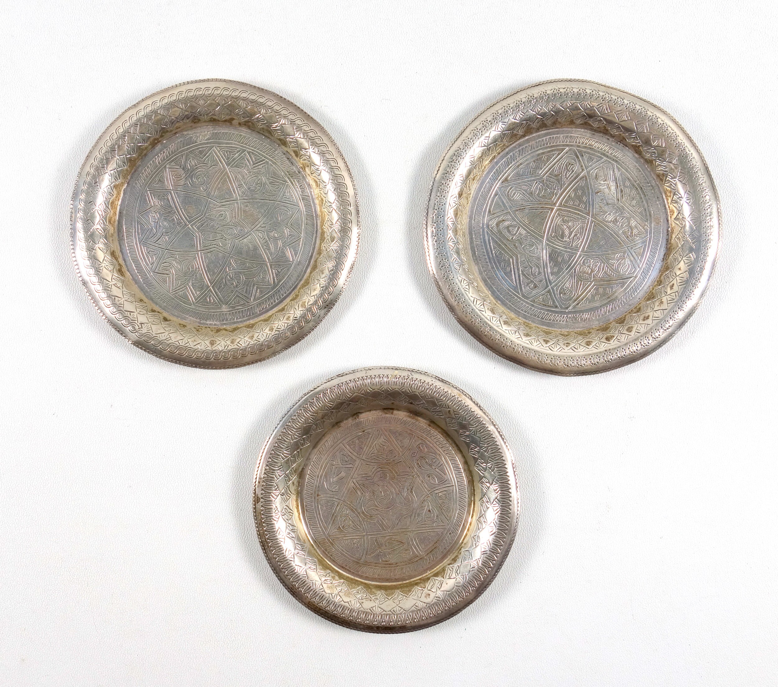 3 small Egyptian white metal dishes, one with base stamped, and 2 napkin rings, stamped. 175grs. - Image 2 of 5