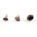 Yellow metal ring set cabochon agate, 2.2 x 1.8cm; 9ct ring set amethysts, and another ring set
