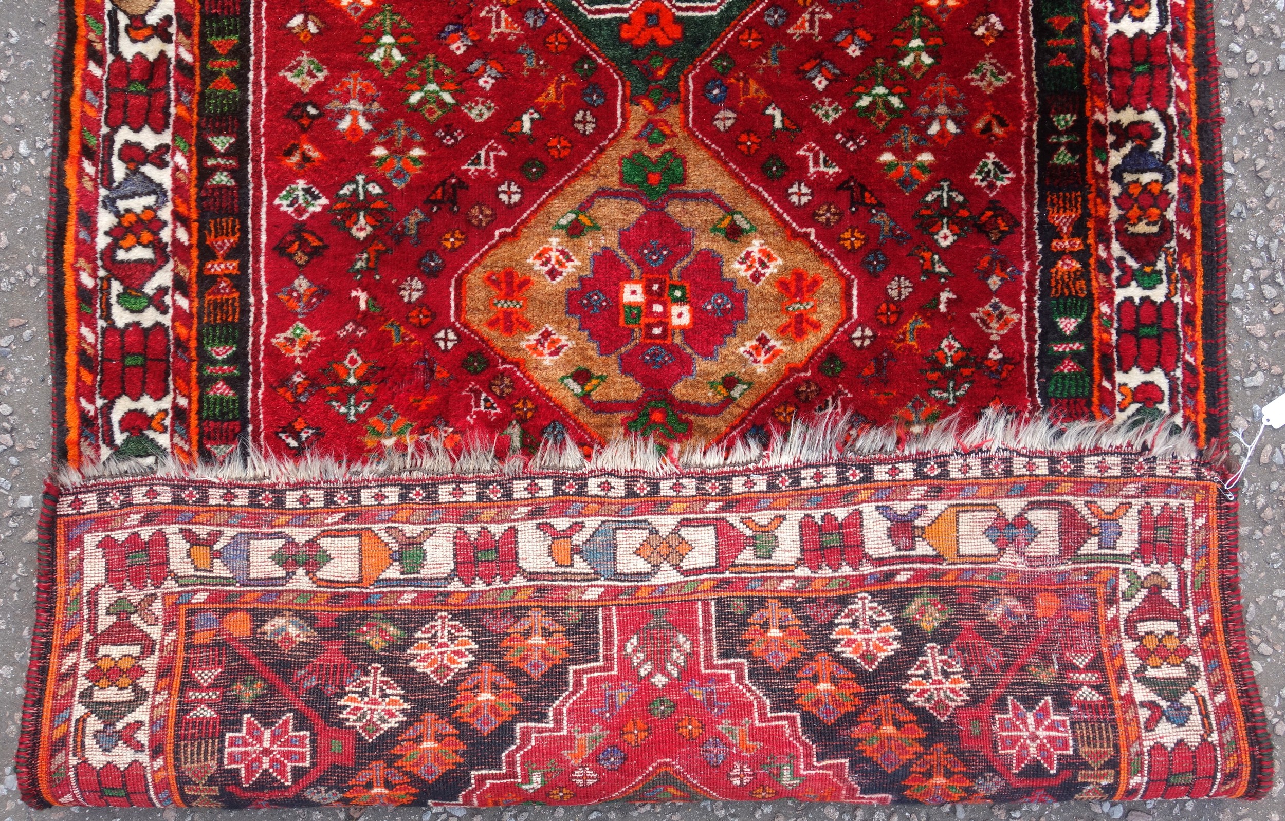 Persian rug, the madder field field with a triple lozenge medallion and all-over stylised floral - Bild 2 aus 2