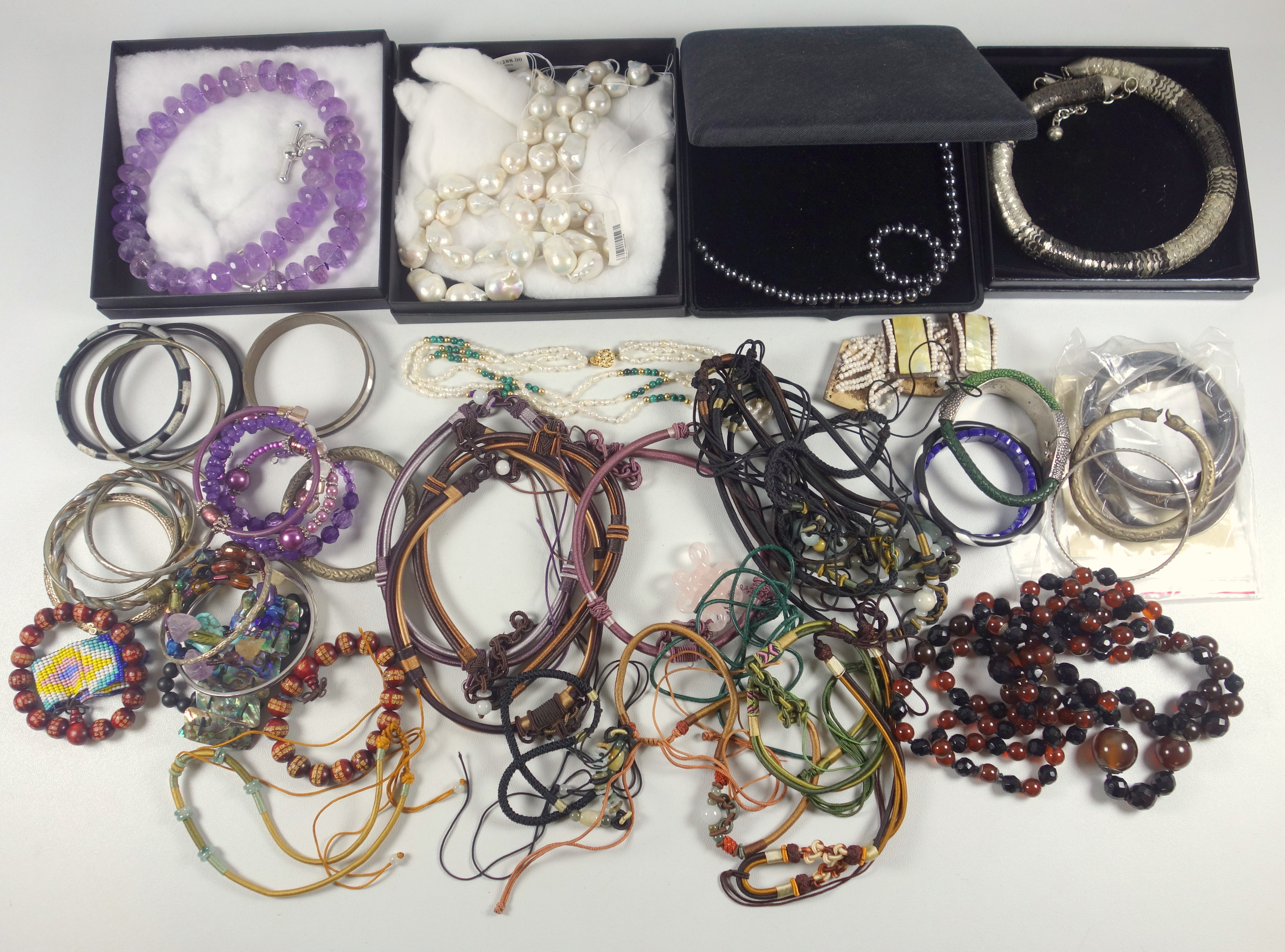 Bangles and necklaces, various (a lot)