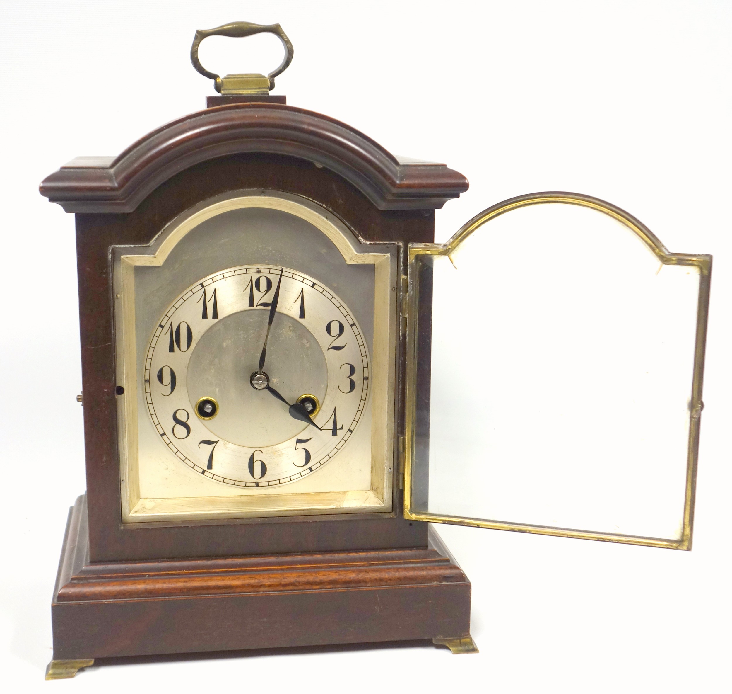 Early 20th century German mantel clock with a silvered arched dial, black Roman numerals, - Bild 3 aus 9