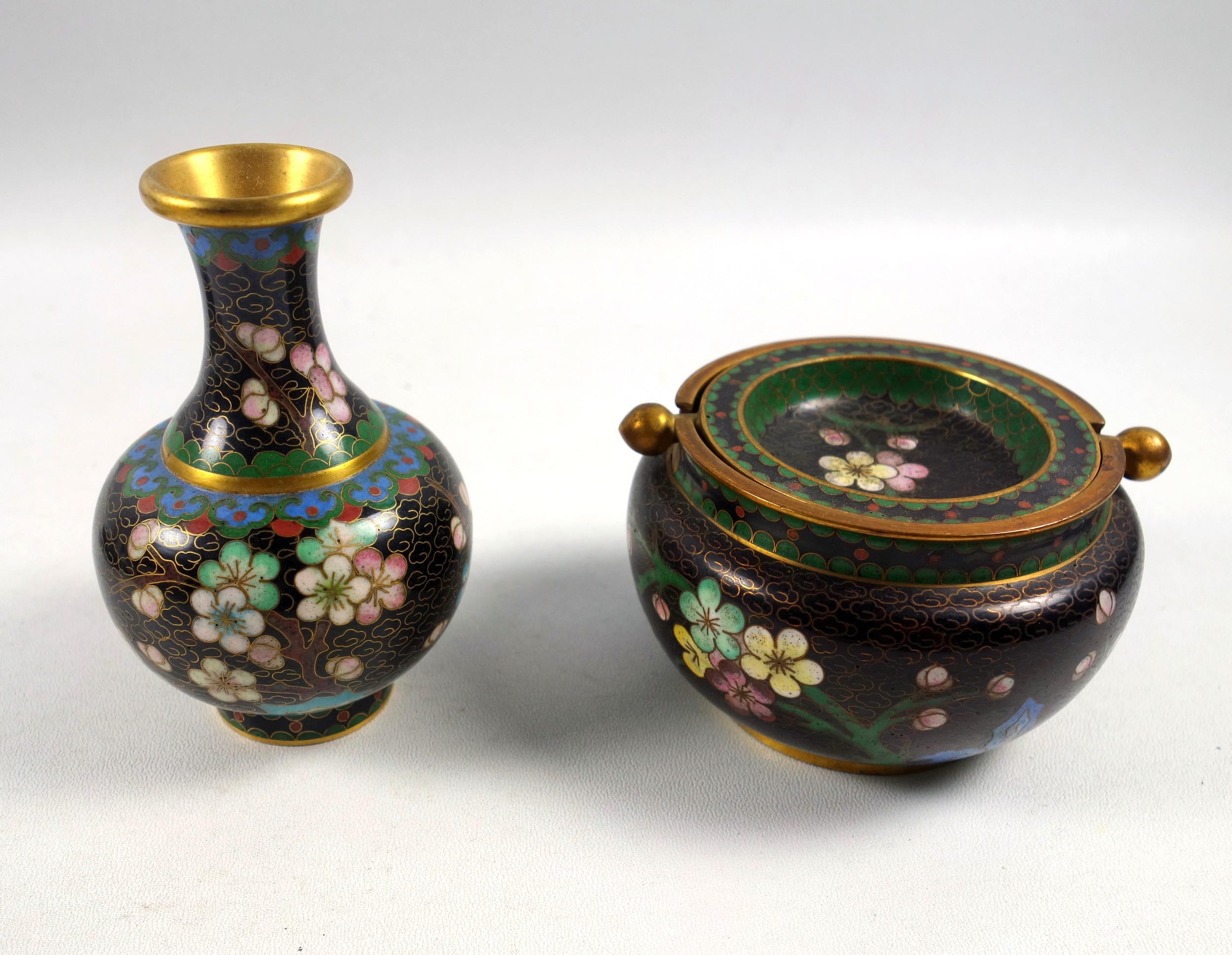 A collection of cloisonne wares to include a swivel ashtray atop a pot 9.5cm, another ashtray 9cm, a - Image 2 of 7