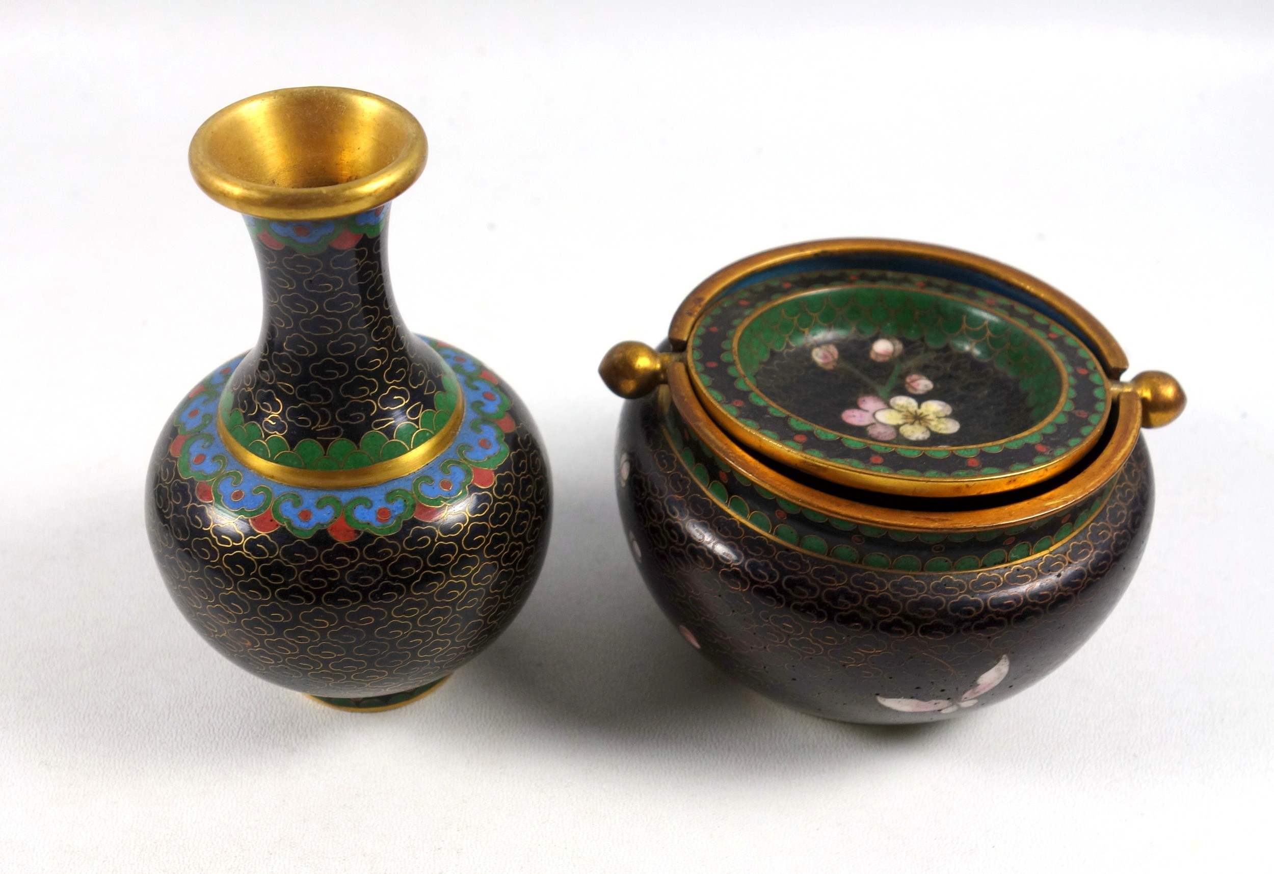 A collection of cloisonne wares to include a swivel ashtray atop a pot 9.5cm, another ashtray 9cm, a - Image 3 of 7