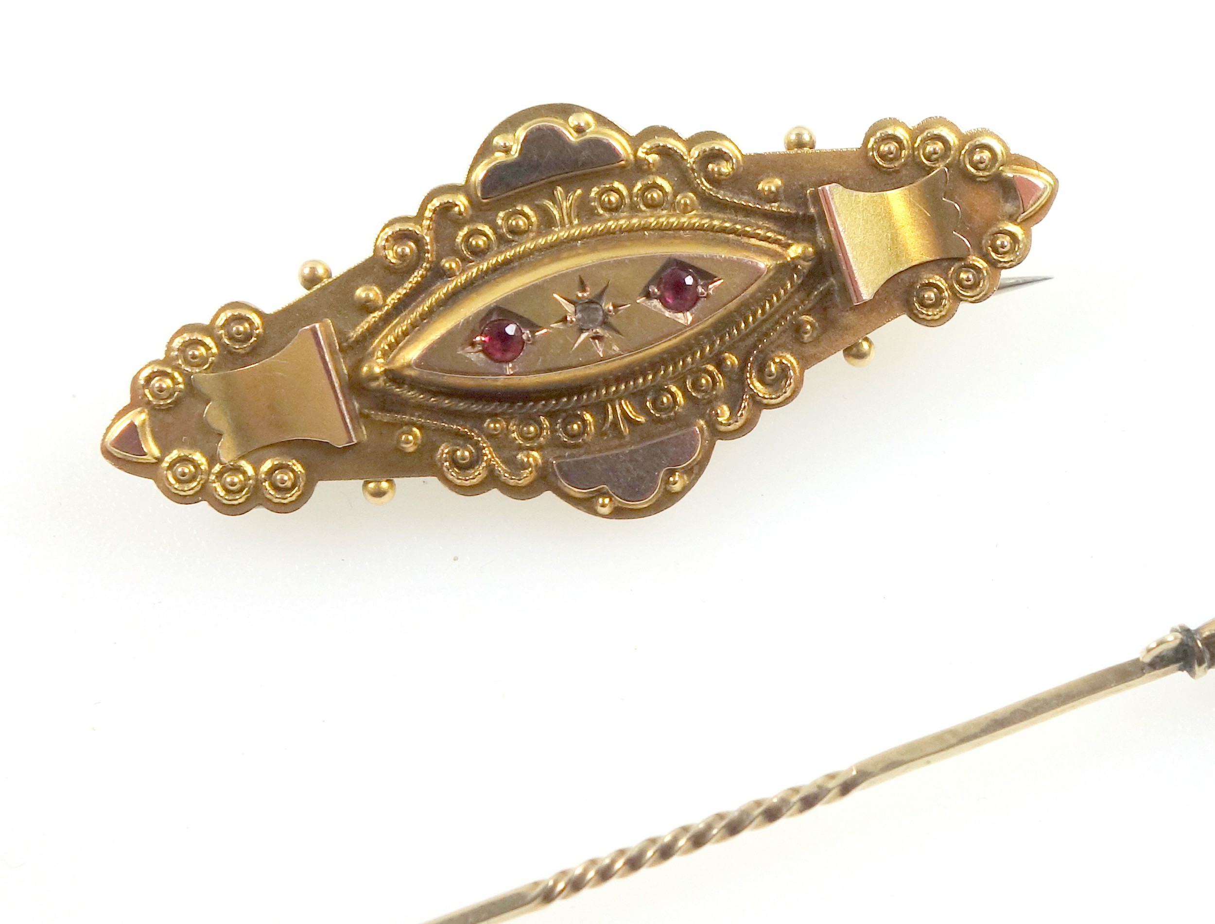 Late Victorian 9ct gold memorial brooch set 2 garnets and a diamond, maker's mark T H, W.4.5cm; - Bild 2 aus 3