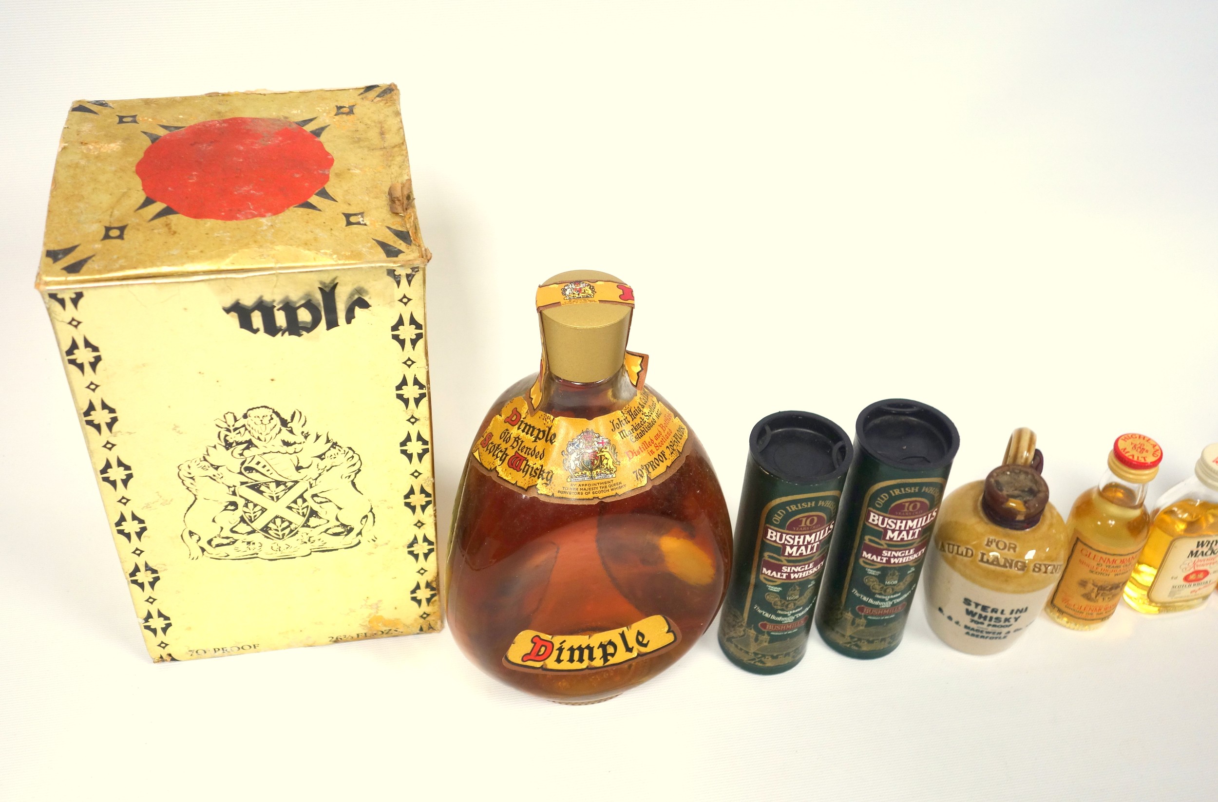 Bottle of Haig's 'Dimple' old blended Scotch whisky, 26 2/3 Fl. Ozs., 70 proof, old label - Image 2 of 3