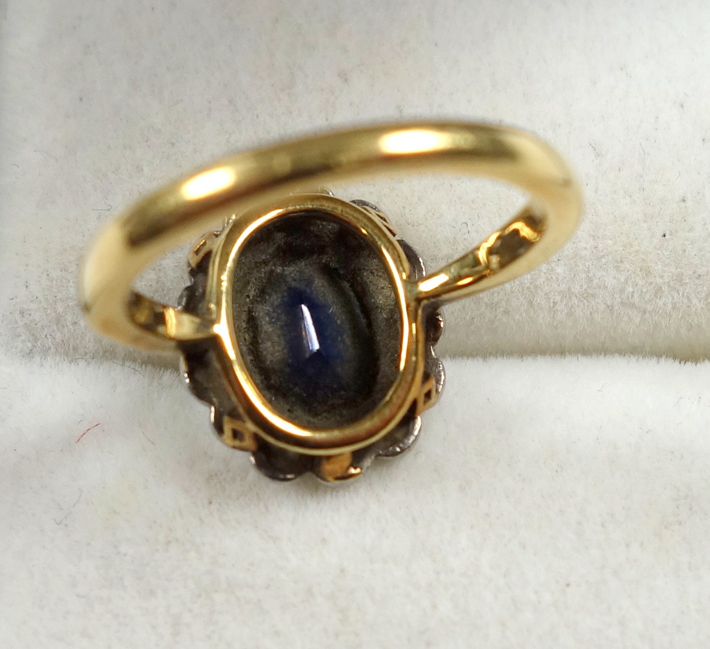 Gold ring set faceted oval sapphire and 13 diamonds, size F1/2, gross 2.6grs, cased - Bild 4 aus 4