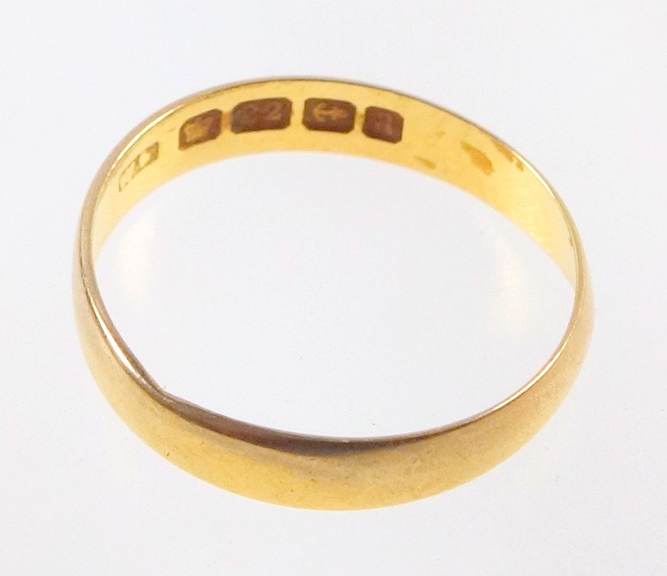 22ct gold wedding band, ring size M, 2grs