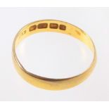 22ct gold wedding band, ring size M, 2grs