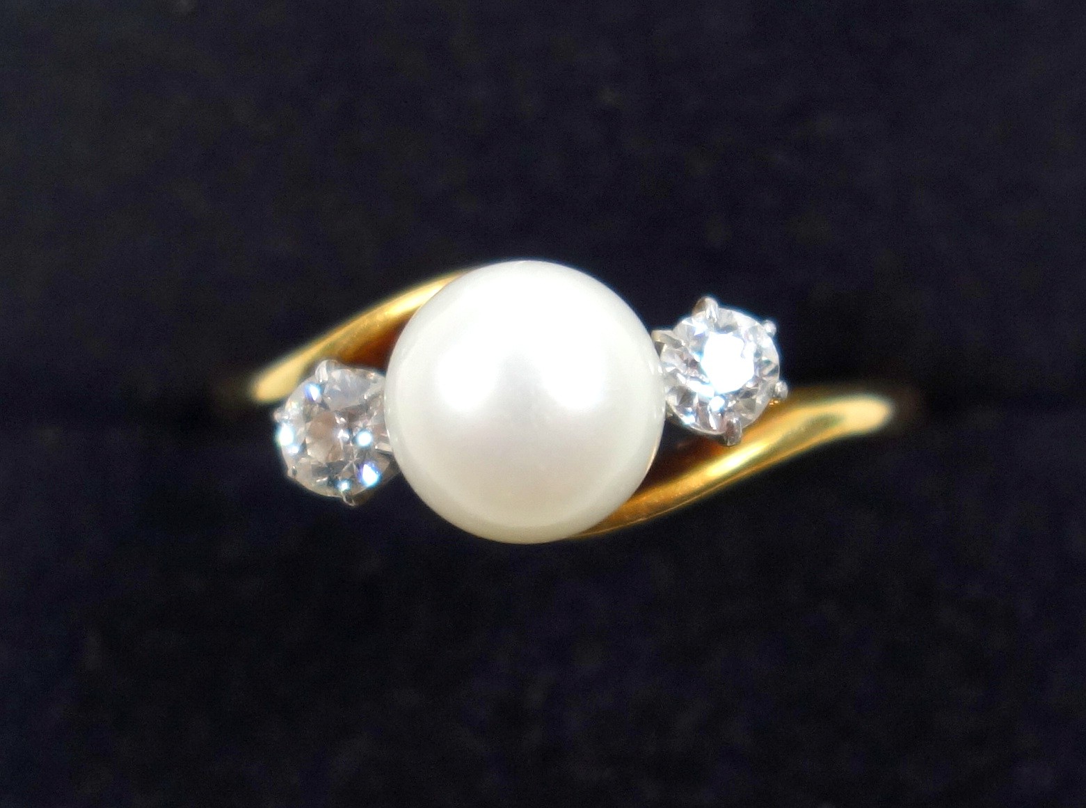 Gold ring set cultured pearl and 2 diamonds, size O - O1/2, gross 3.3grs, (cut repaired)