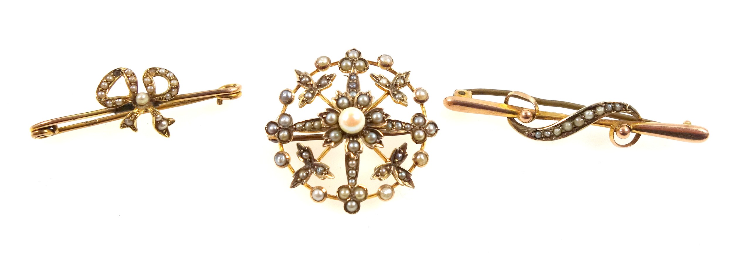 Edwardian 9ct gold round floral and foliate openwork brooch set seed pearls, stamped "9ct", W.3cm;