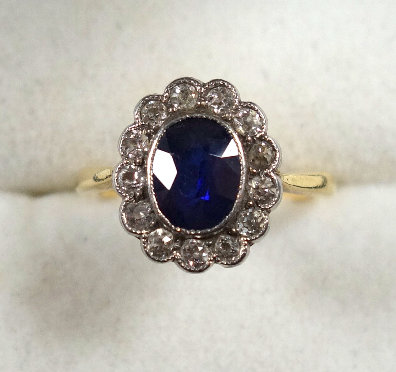 Gold ring set faceted oval sapphire and 13 diamonds, size F1/2, gross 2.6grs, cased - Bild 3 aus 4