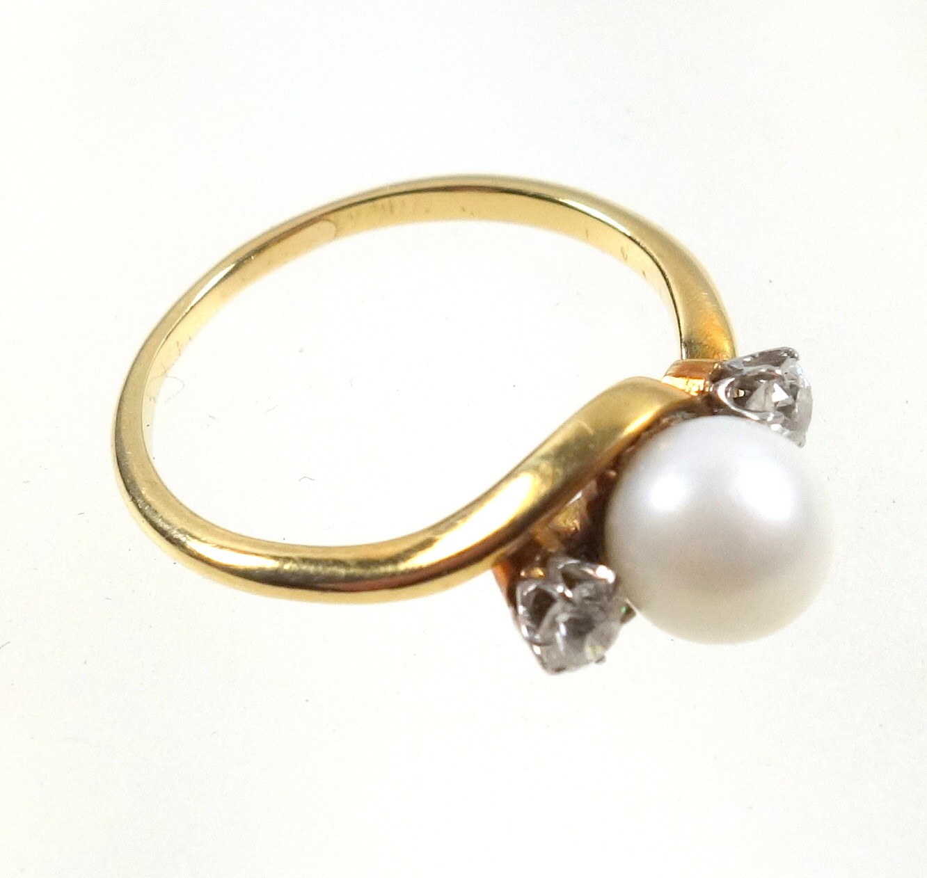 Gold ring set cultured pearl and 2 diamonds, size O - O1/2, gross 3.3grs, (cut repaired) - Bild 2 aus 2