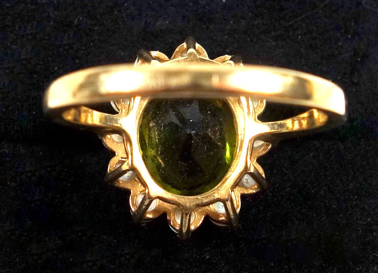 9ct gold ring set oval cut peridot within a band of 12 opals, size P, gross 3.4grs - Bild 4 aus 4