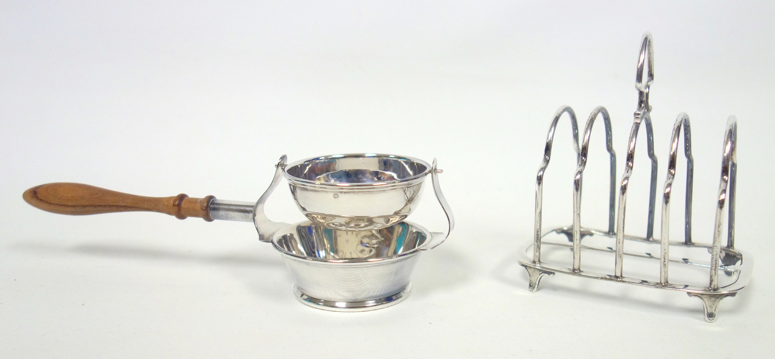 Silver swing tea strainer with stand and a turned wood handle, by H C., Sheffield 1993, 4 division - Image 3 of 6