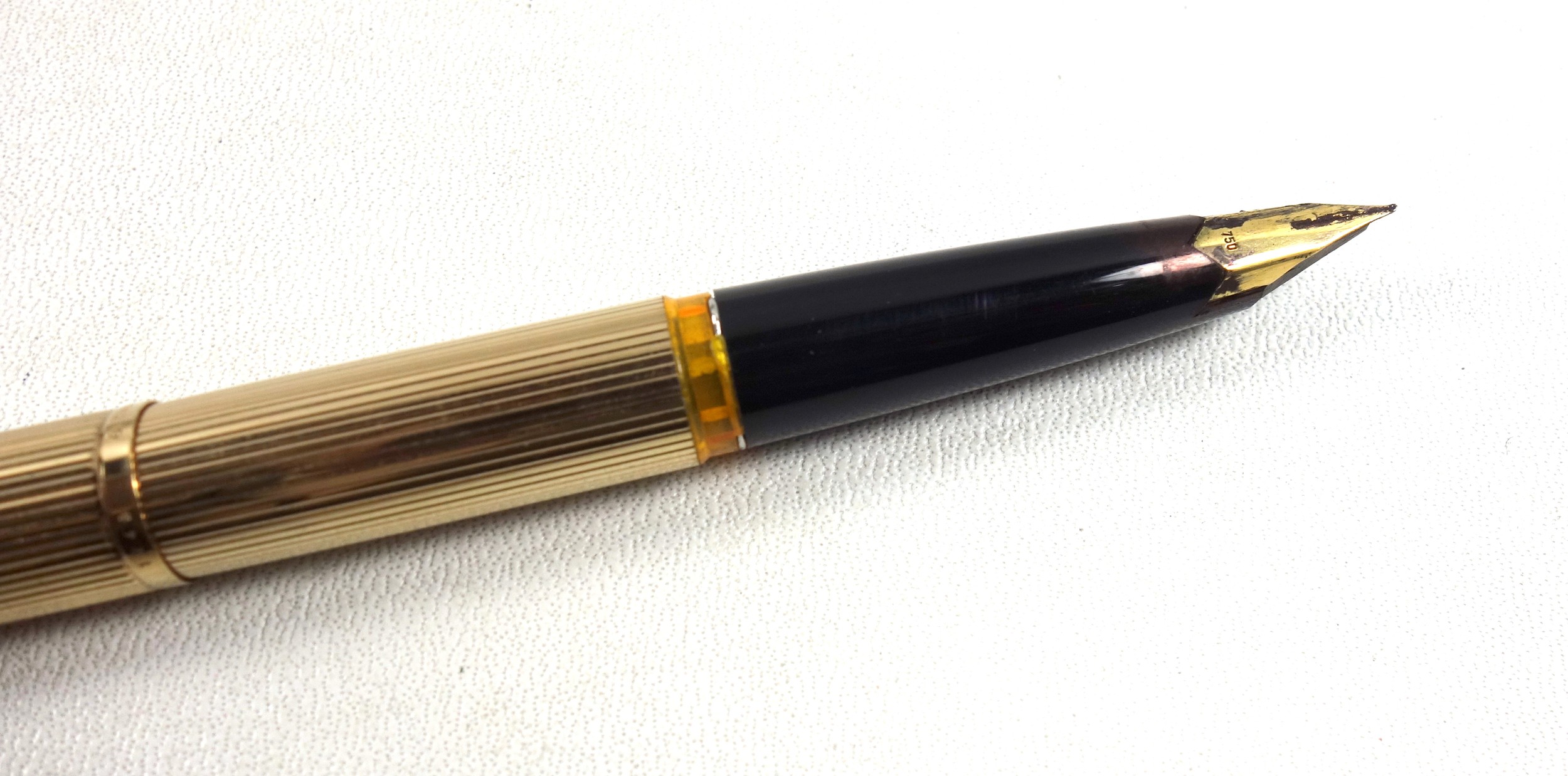 Montblanc gilt metal fountain pen with an 18ct gold nib, (a/f); Sheaffer rolled gold biro, Parker - Bild 5 aus 5
