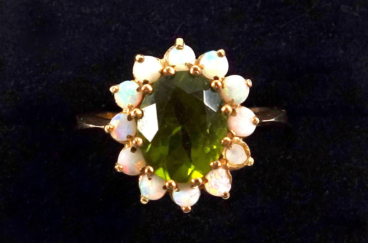 9ct gold ring set oval cut peridot within a band of 12 opals, size P, gross 3.4grs - Bild 3 aus 4