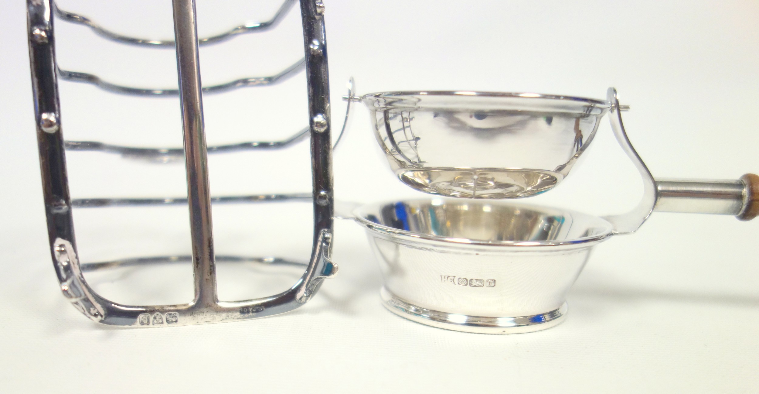 Silver swing tea strainer with stand and a turned wood handle, by H C., Sheffield 1993, 4 division - Image 5 of 6