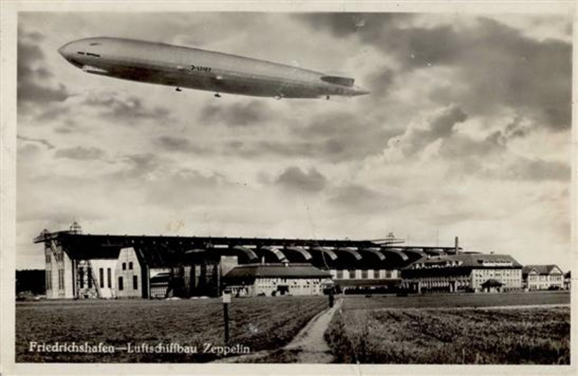 Zeppelin Friedrichshafen (7990) Foto AK I-II