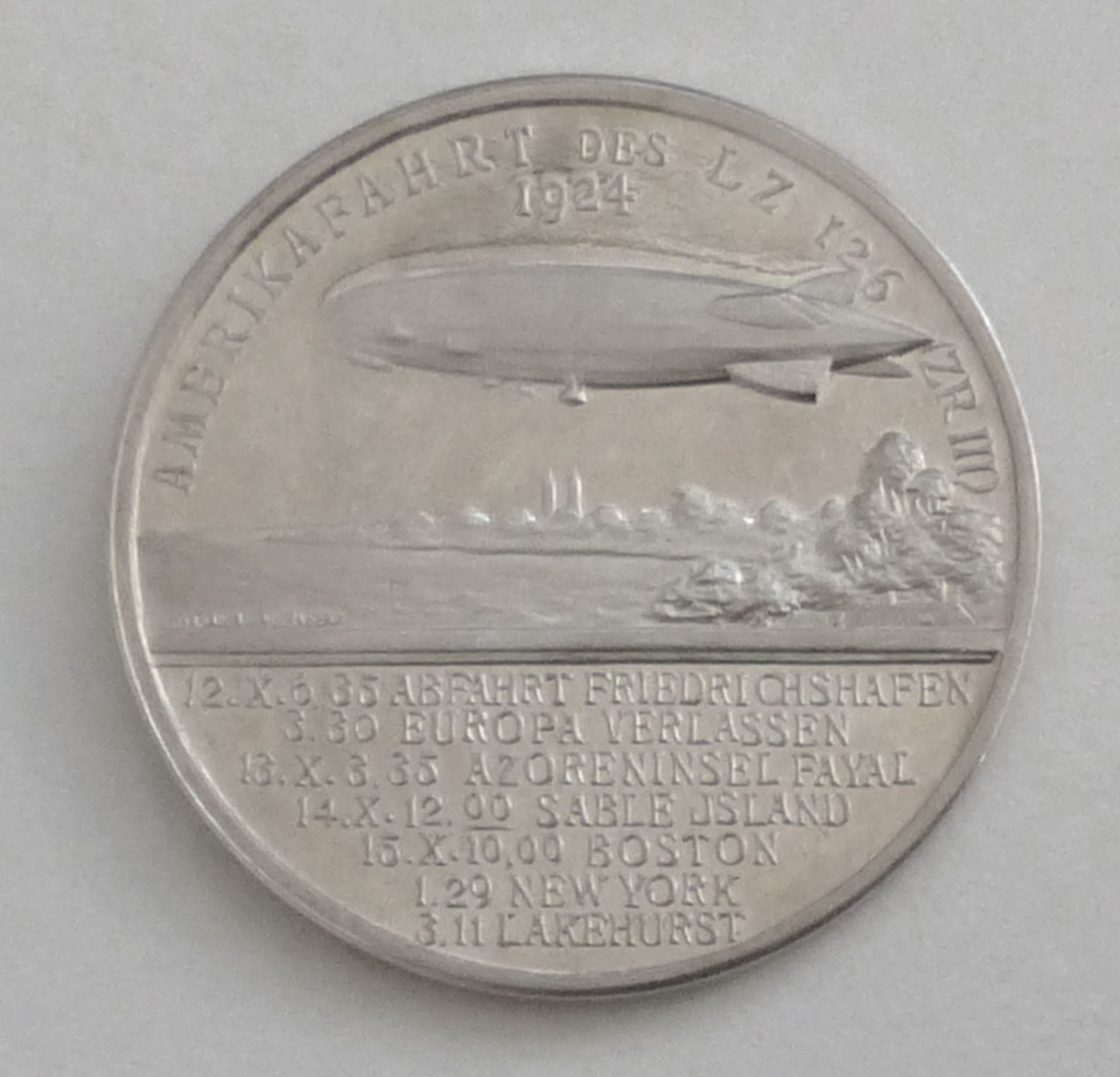 Zeppelin Medaille Amerikafahrt des LZ 126 ZR III 1924 rs Dr. Hugo Eckener Tatkraft sign. Ohrlauer - Bild 2 aus 2