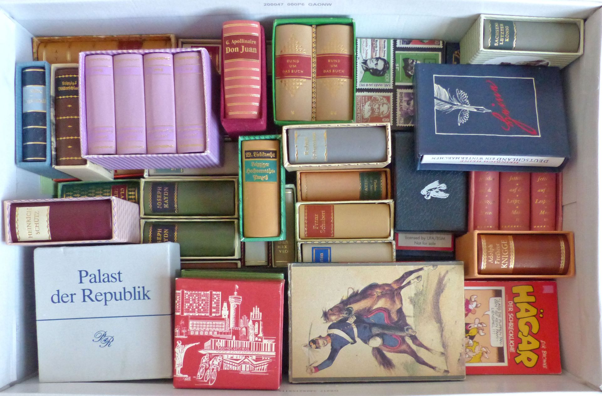 Buch Sammlung von Miniatur Büchern Partie mit circa 70 Stück dabei Liste mit den Titeln I-II