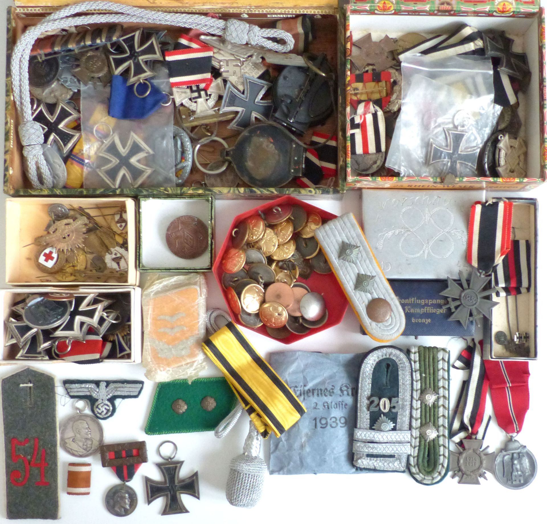 WK II MILITARIA - ORDEN - NACHLASSFUND! KARTON voll mit ORDEN, ABZEICHEN, ANSTECKER,