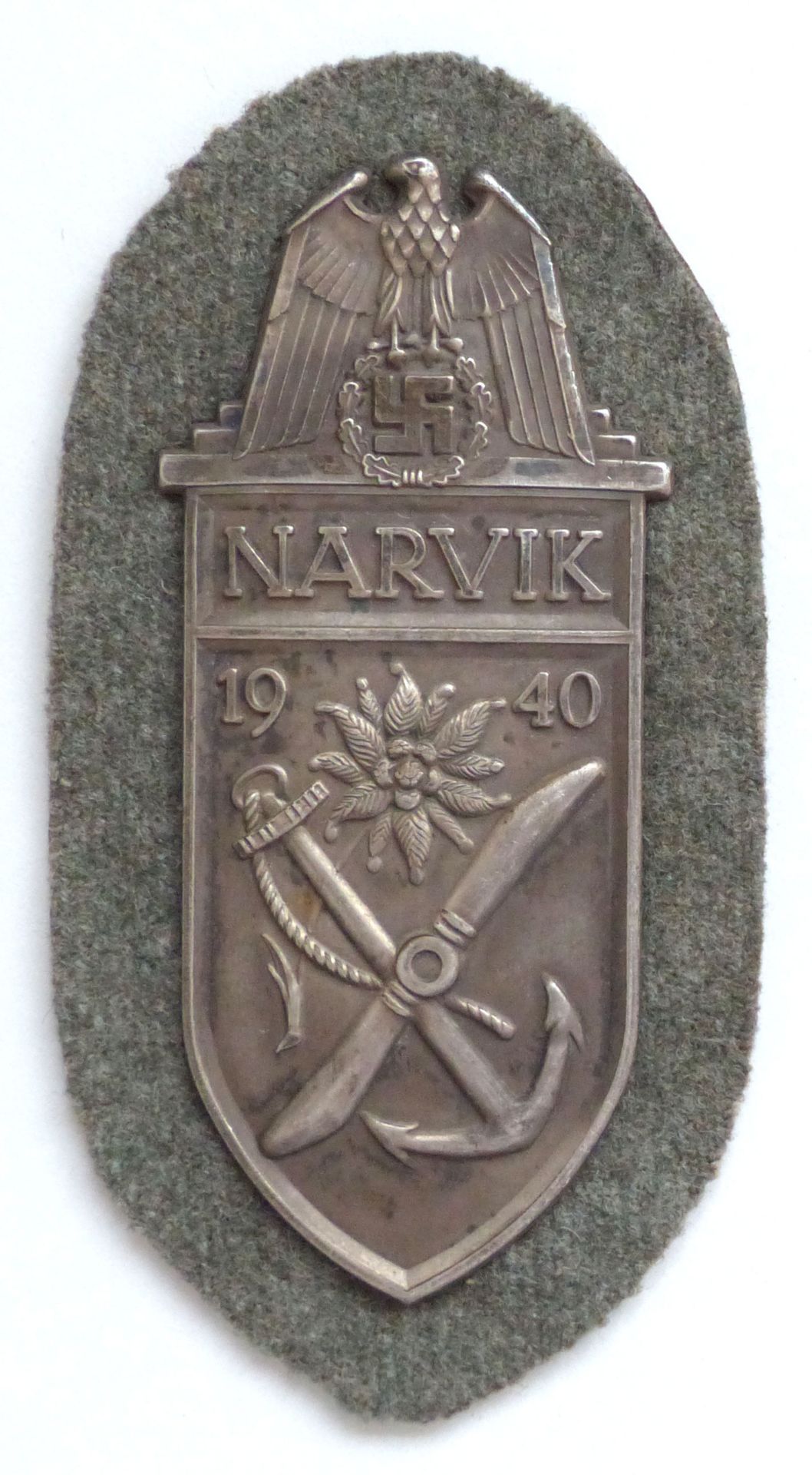 WK II Orden Narvikschild Edelweiss auf Tuchunterlage I-II