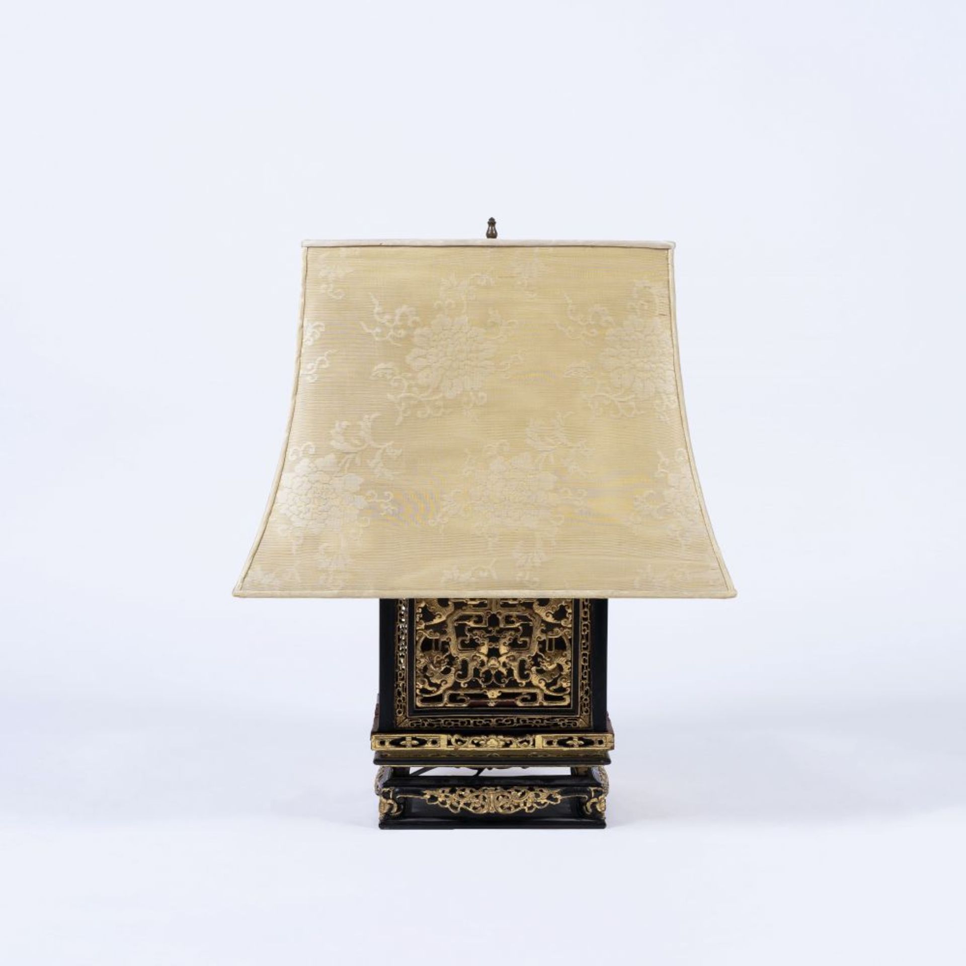 Chinesische Tischlampe mit Schnitzdekor.
