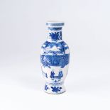 Vase mit Blau-weiß Dekor.