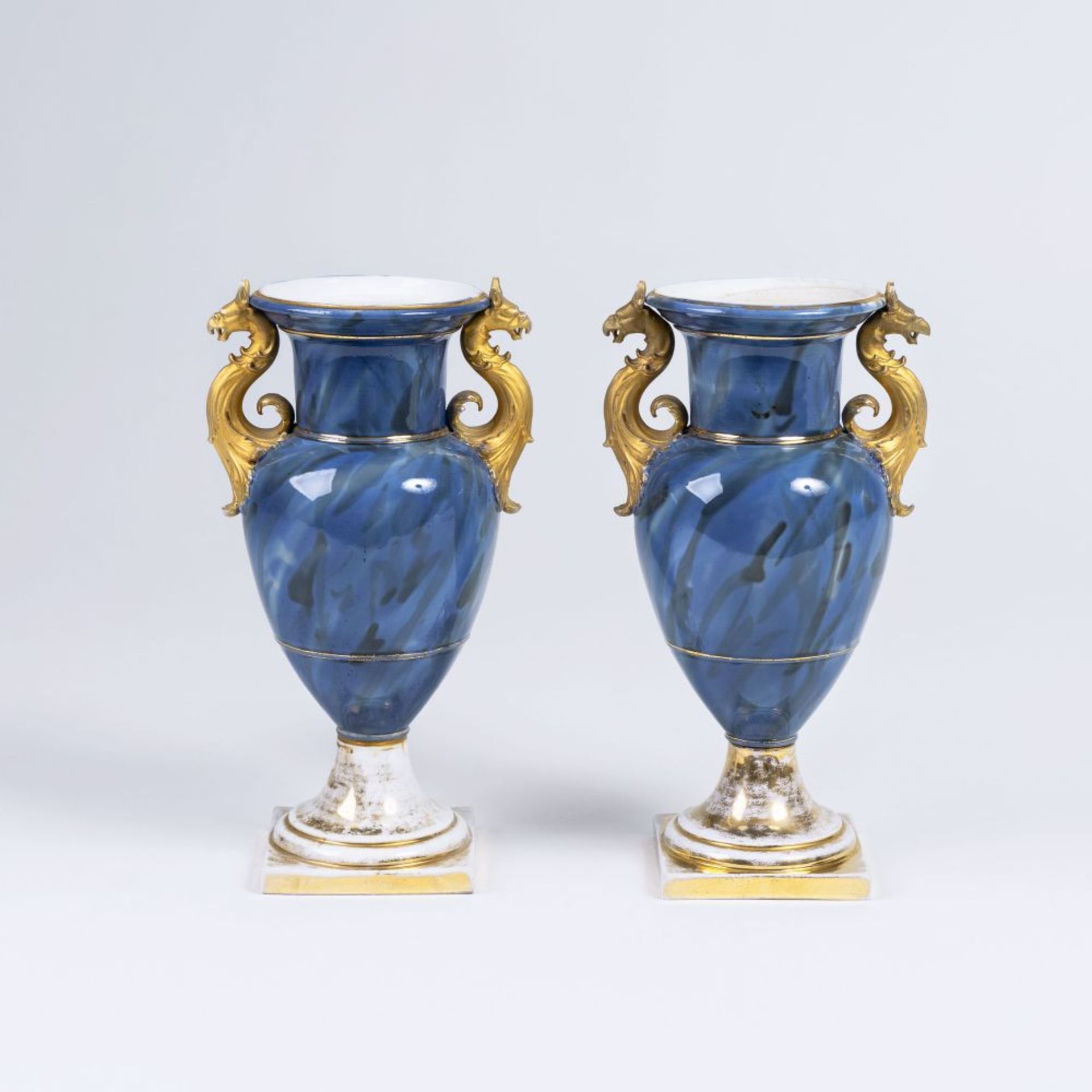 Paar 'Französischer Vasen' mit Greifenkopfhenkeln.