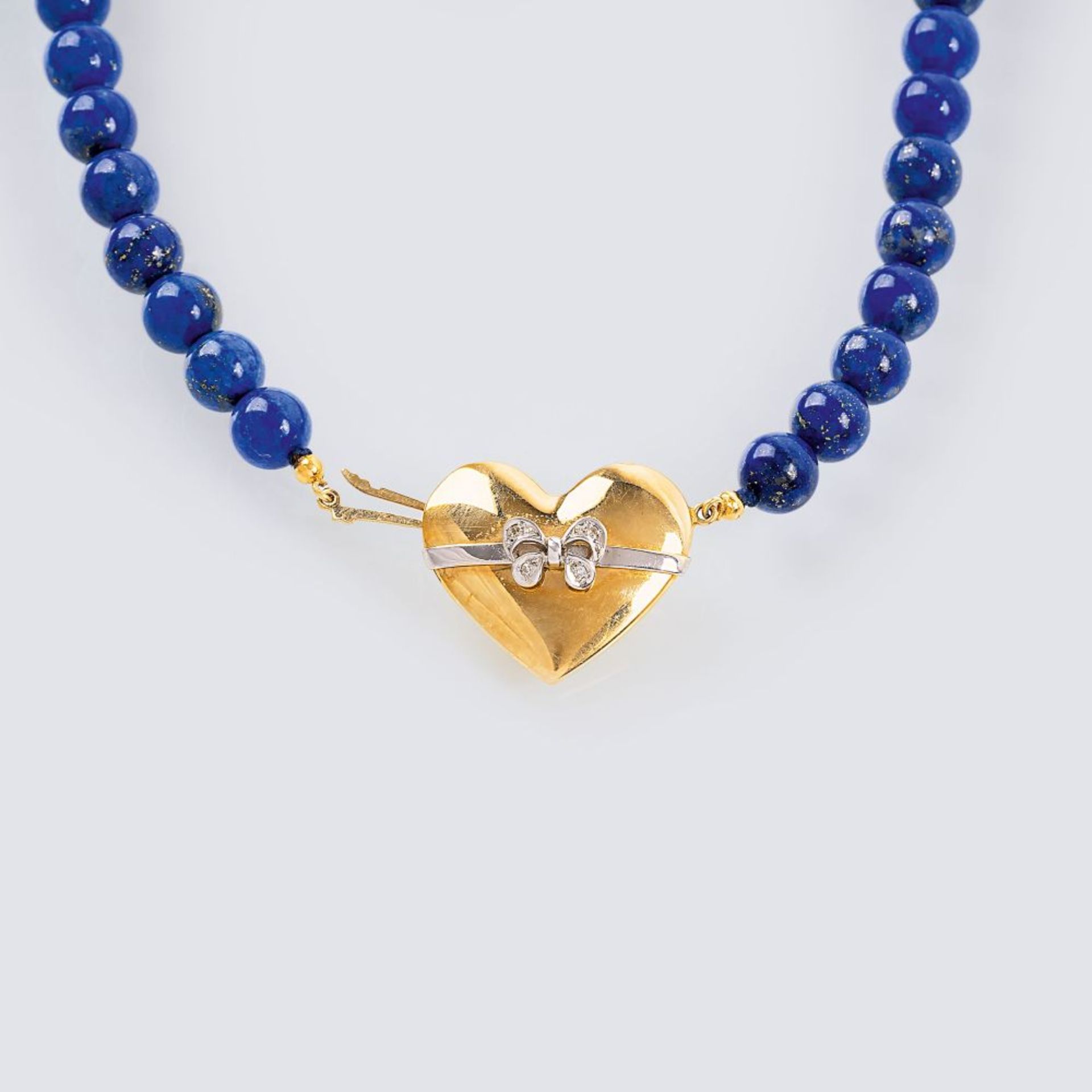 Lapislazuli Collier mit goldener Herzschließe.