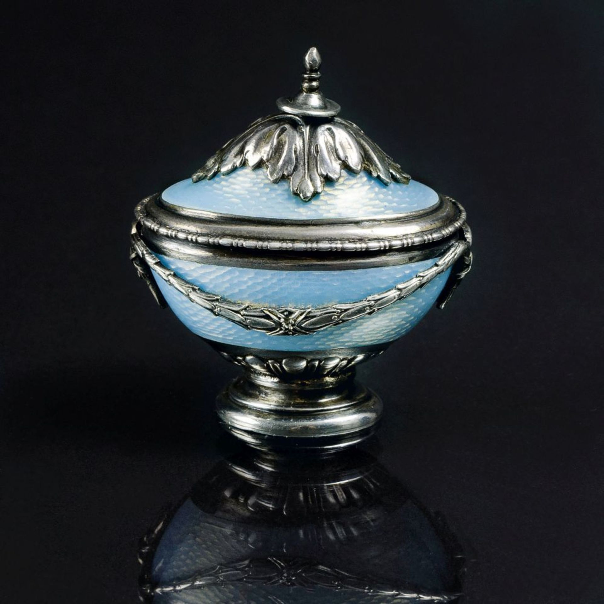 Afanassiew, Fedor for Fabergé. A Miniature Vase Flakon.