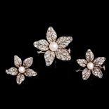 Drei Viktorianische Diamant-Perl-Blütenbroschen.