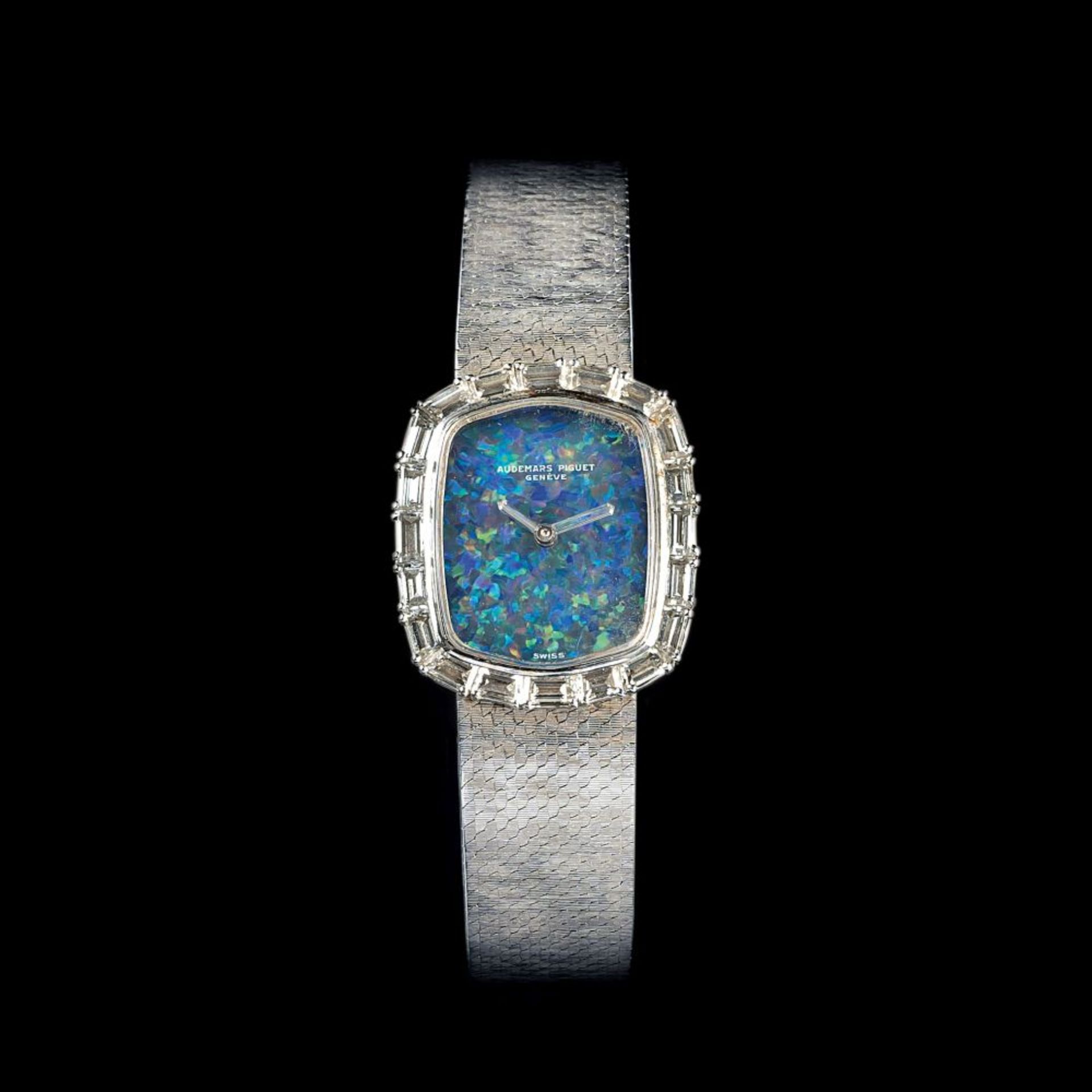 Audemars Piguet. Außergewöhnliche Edelopal Damen-Armbanduhr mit Diamanten.