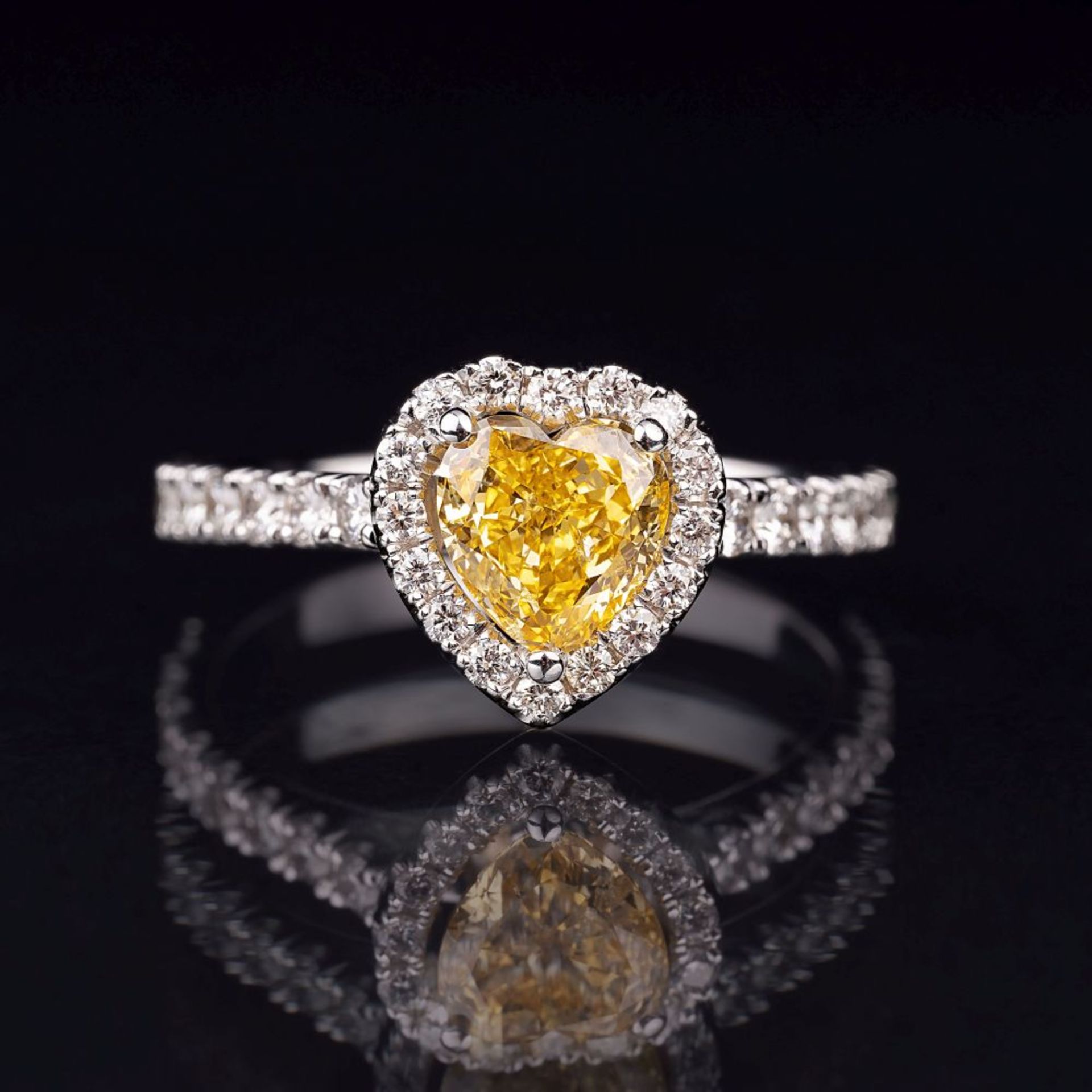 Herzförmiger Fancy Intense Diamant-Ring.
