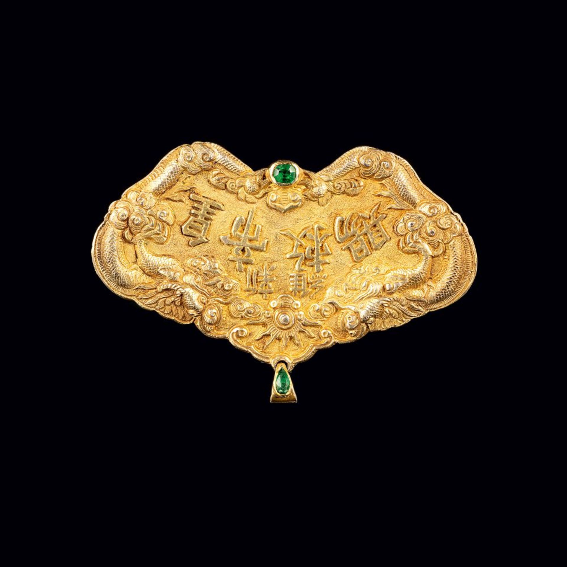 An Emporer Pendant with Ornaments of Dragons.