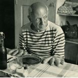 ROBERT DOISNEAU - Les petits pains se nomment des Picasso - Original vintage photogravure