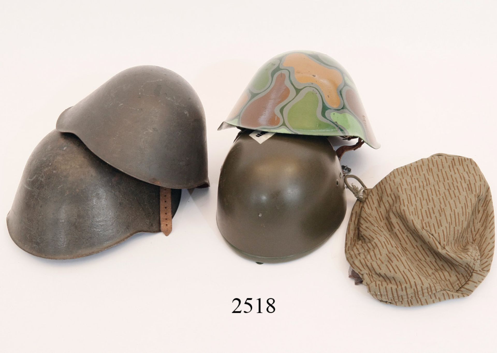 Konvolut Helme u.a.4 Stahlhelme. 1 Tarnüberzug. 1 Fallschirmjägerhelm ...