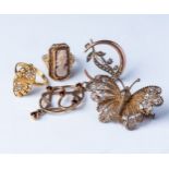 A MISCELLANEOUS COLLECTION OF GOLD AND SILVER JEWELLERY ITEMS