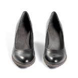 A PAIR OF BLACK LEATHER PUMPS