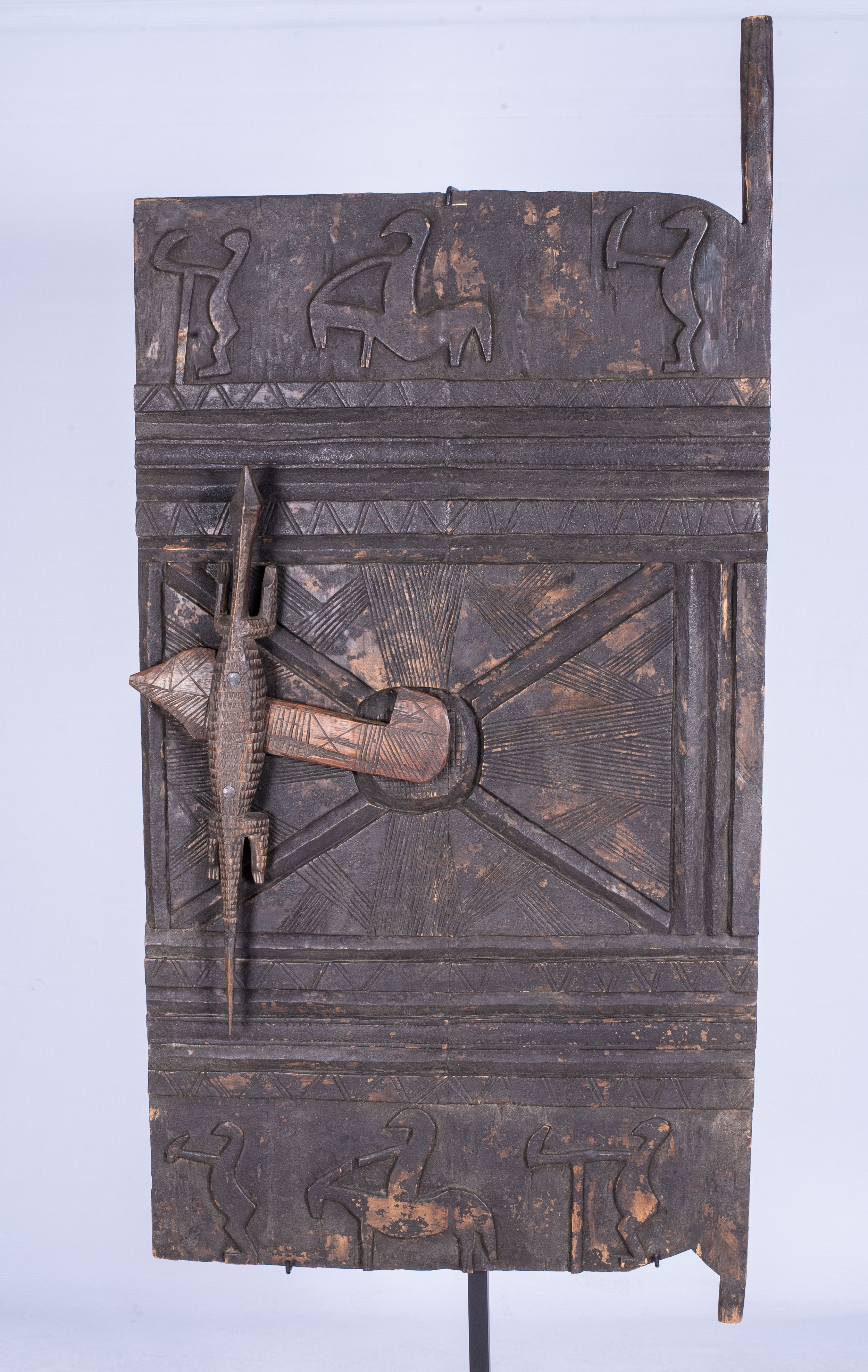 A DOGON STYLE GRANARY DOOR The door carved with figures, the handle carved as a crocodile 210cm - Bild 2 aus 2