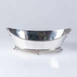 SILVER BREAD BASKET Turner Bradbury, London 1899 the boat-shaped body incorporating a pair of