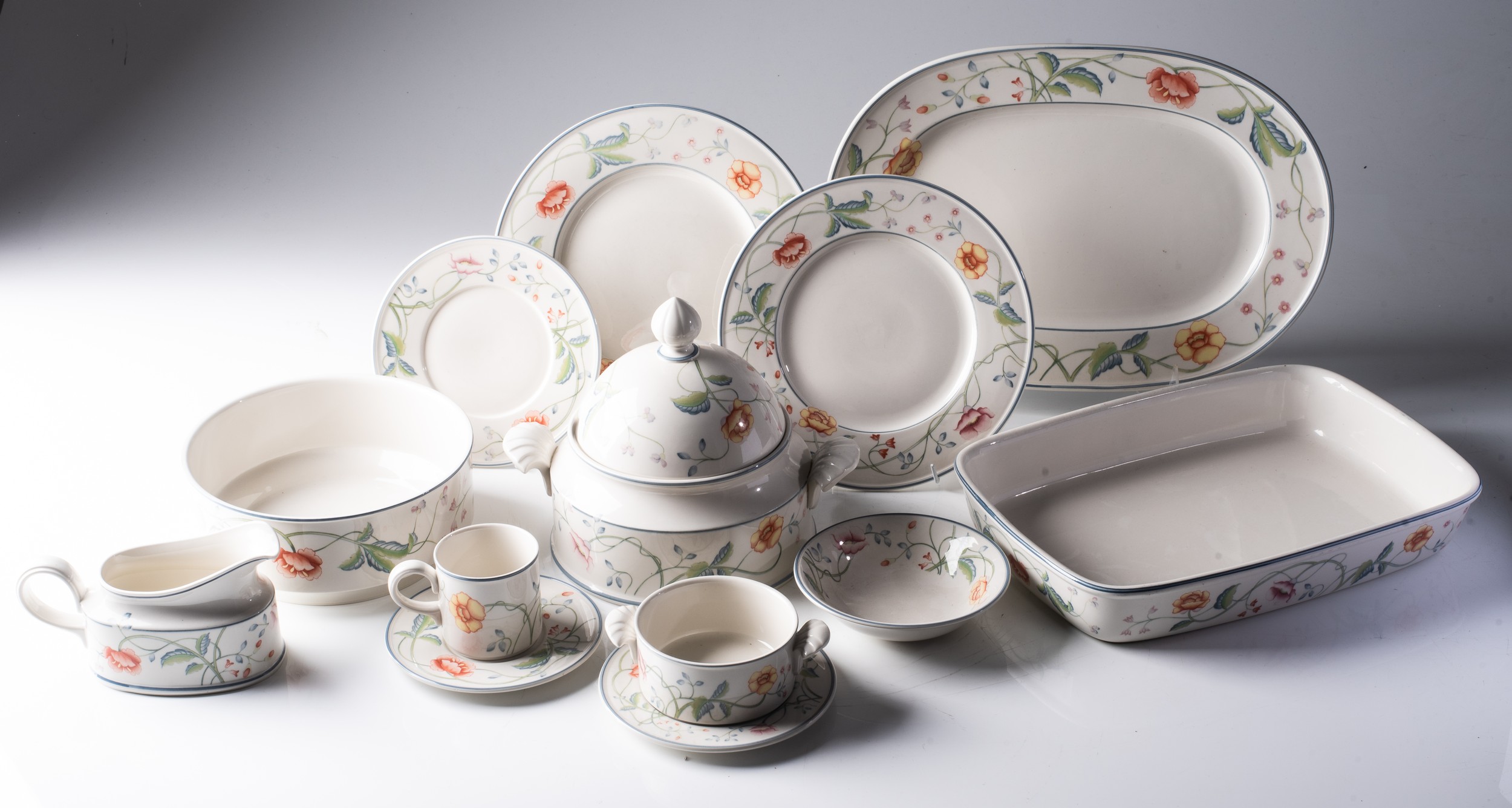 A VILLEROY AND BOCH "ALBERTINA" DINNER SERVICE Comprising: 8 meat plates, 8 fish plates, 8 soup