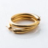 A PAIR OF GOLD EARRINGS 18ct gold oval-shaped tubular hoops, 2,5cm in length