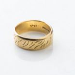 A GOLD BAND 6mm wide with scalloped design half round center in 18ct gold, size M